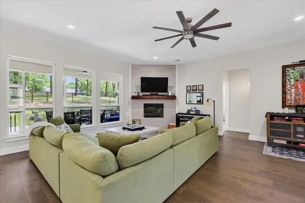 233 Hide A Way Drive, Mabank, TX 75156