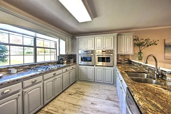 186 Bushwhacker Drive, Mabank, TX 75156