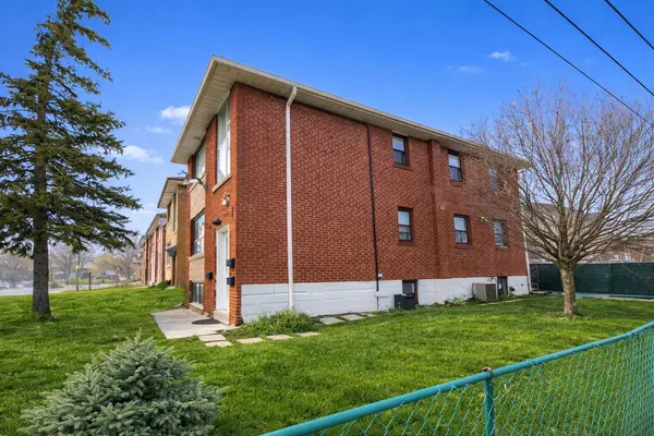 5 Wesley ST #Main Floor, Toronto W06, ON M8Y 2W4