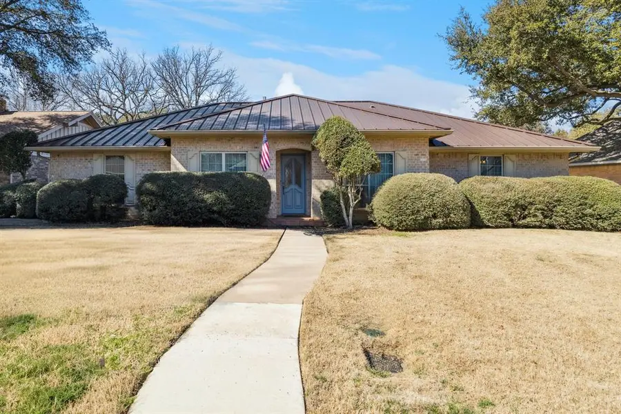 4212 Lake Vista Drive, Benbrook, TX 76132