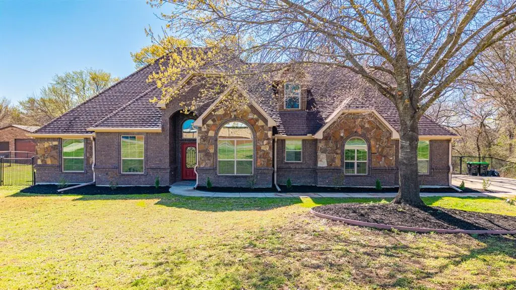 108 Winding Way, Azle, TX 76020