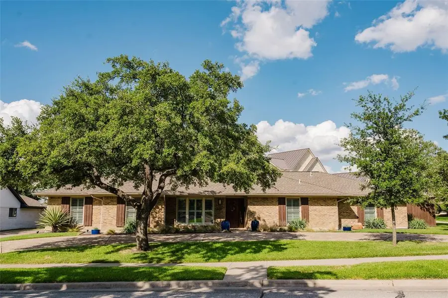 3257 Brookhaven Club Drive, Farmers Branch, TX 75234