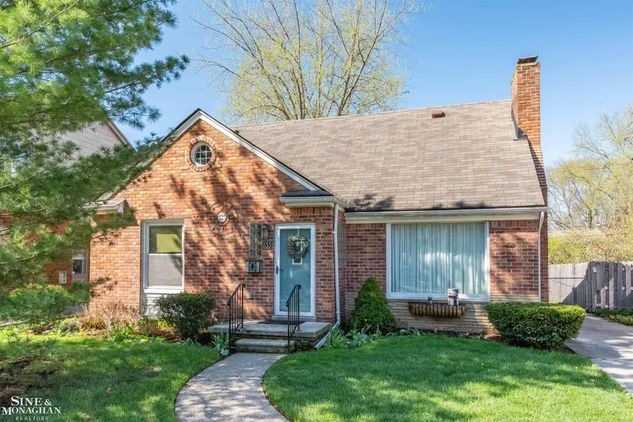 833 University PL, Grosse Pointe, MI 48230