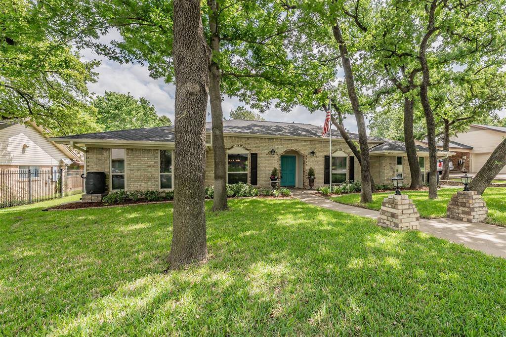 2872 winterhaven, Hurst, TX 76054