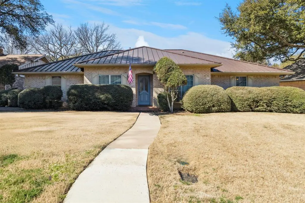 4212 Lake Vista Drive, Benbrook, TX 76132