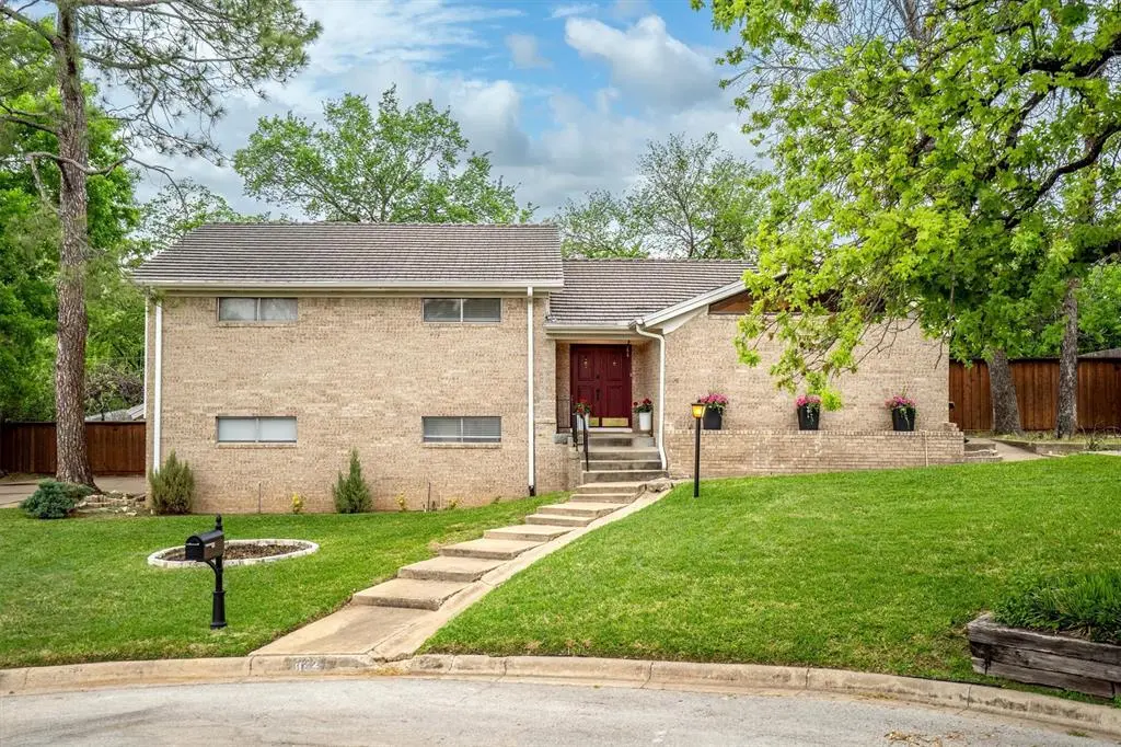 632 Caduceus Court, Hurst, TX 76053