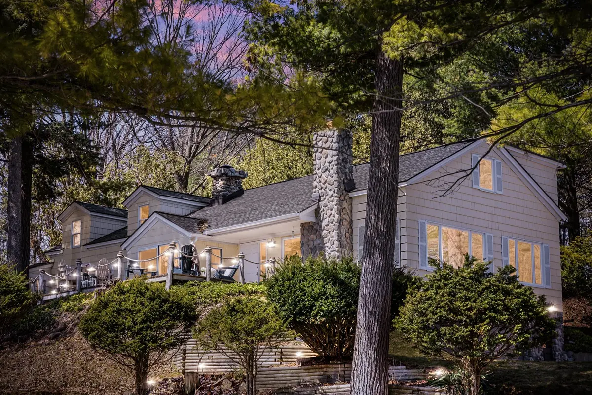 7787 East Shore RD, Peninsula Twp, MI 49686