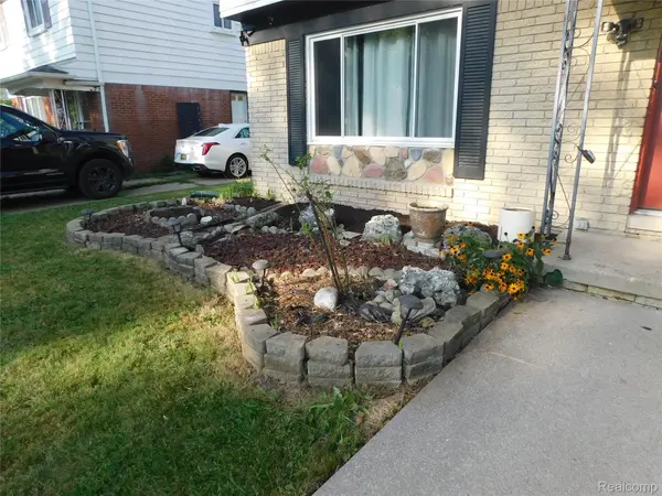 29915 Everett ST, Southfield, MI 48076