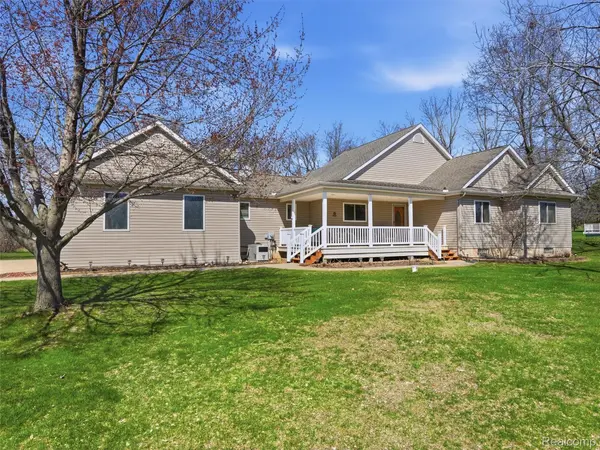 4695 Melanie LN, White Lake Charter Township, MI 48383