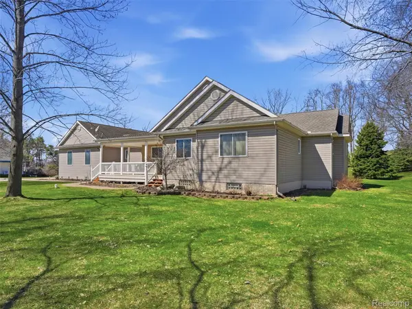 4695 Melanie LN, White Lake Charter Township, MI 48383