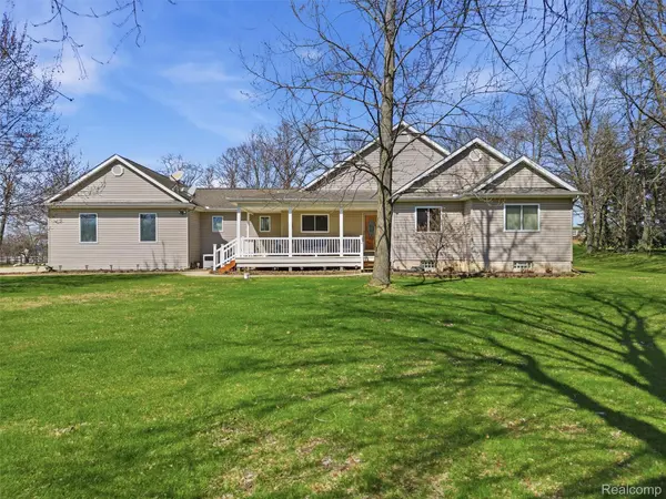 4695 Melanie LN, White Lake Charter Township, MI 48383