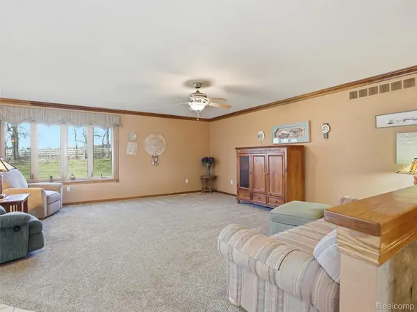4695 Melanie LN, White Lake Charter Township, MI 48383