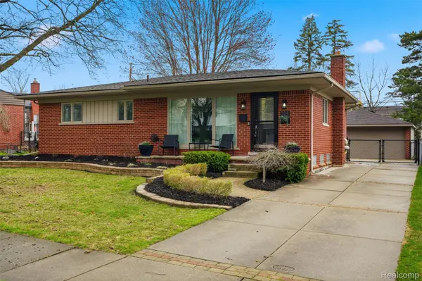 314 Debra LN, Northville, MI 48167