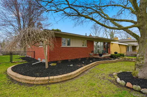 314 Debra LN, Northville, MI 48167