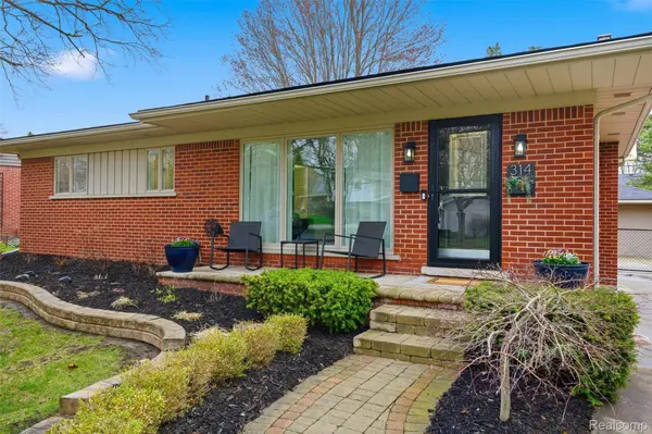 314 Debra LN, Northville, MI 48167