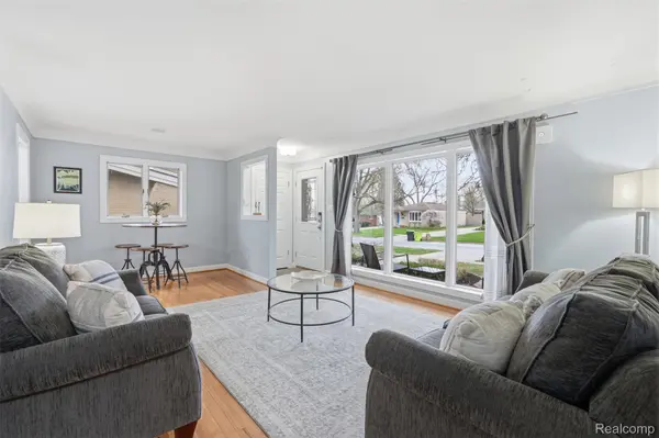 314 Debra LN, Northville, MI 48167