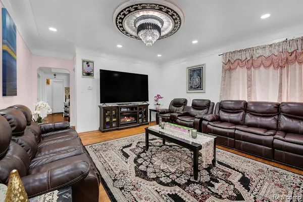 7349 Warwick ST, Detroit, MI 48228