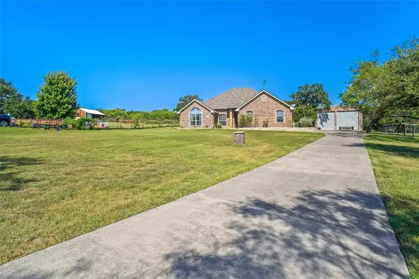 177 Lost Oak Drive, Azle, TX 76020