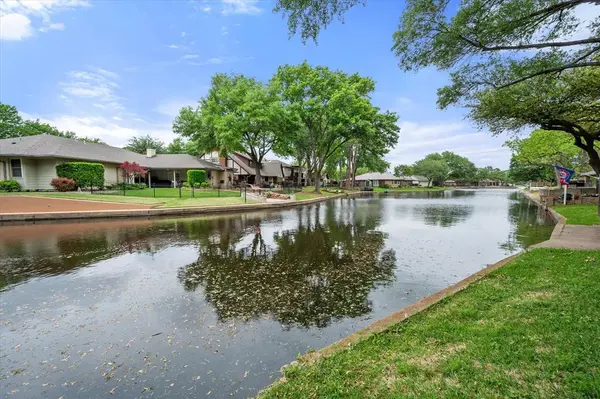 1404 Creekford Drive, Arlington, TX 76012