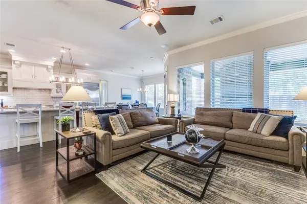 4008 N Cresthaven Road, Dallas, TX 75209