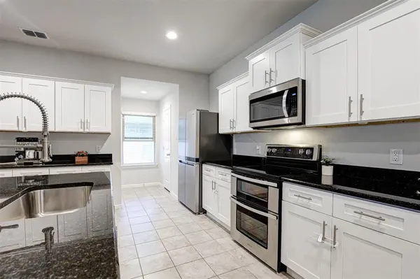 512 Amory Street, Azle, TX 76020