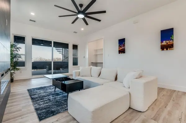 2806 Guymon Street, Dallas, TX 75212