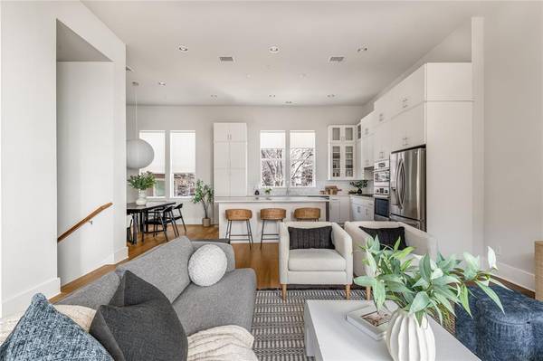 381 E Greenbriar Lane #401, Dallas, TX 75203