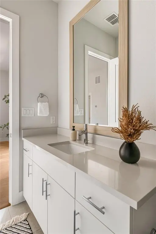 381 E Greenbriar Lane #401, Dallas, TX 75203