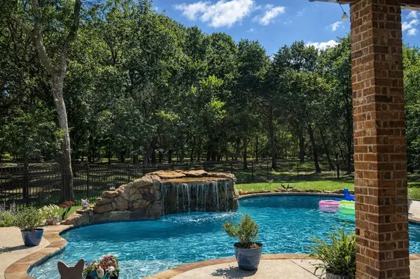 2050 E Oak Shores Drive, Cross Roads, TX 76227