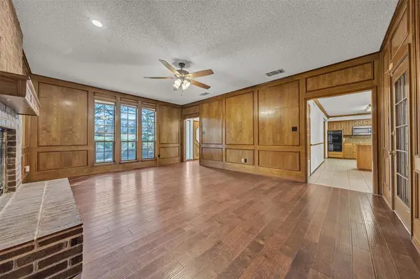 205 William Wallace Drive, Burleson, TX 76028