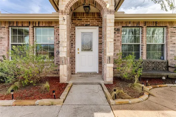 725 Redwing Drive, Saginaw, TX 76131