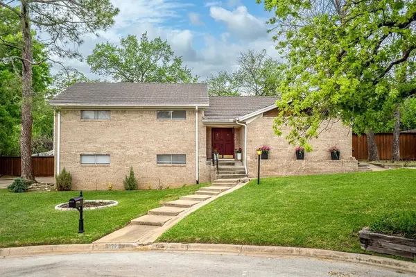 632 Caduceus Court, Hurst, TX 76053