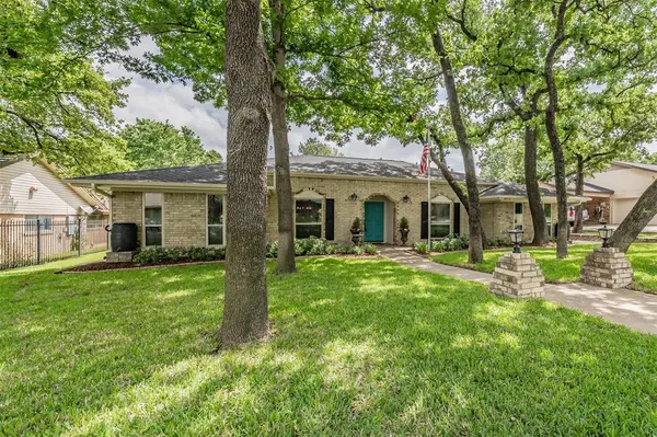 2872 winterhaven, Hurst, TX 76054