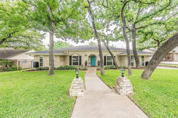 2872 winterhaven, Hurst, TX 76054