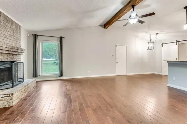 1041 S Riverside Drive, Grapevine, TX 76051