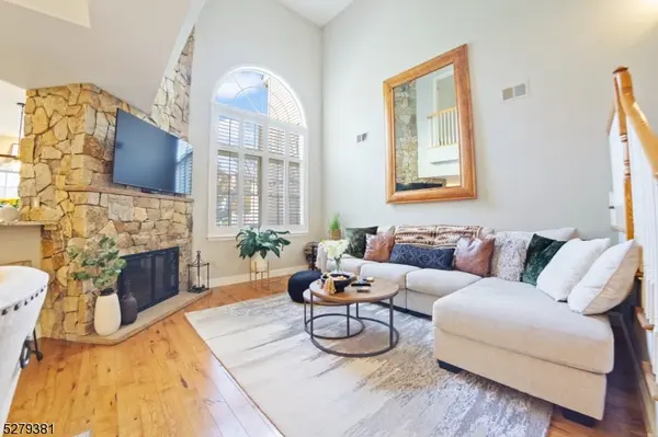 78 Kent Dr, Roseland Boro, NJ 07068