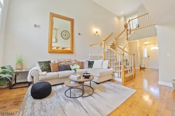 78 Kent Dr, Roseland Boro, NJ 07068