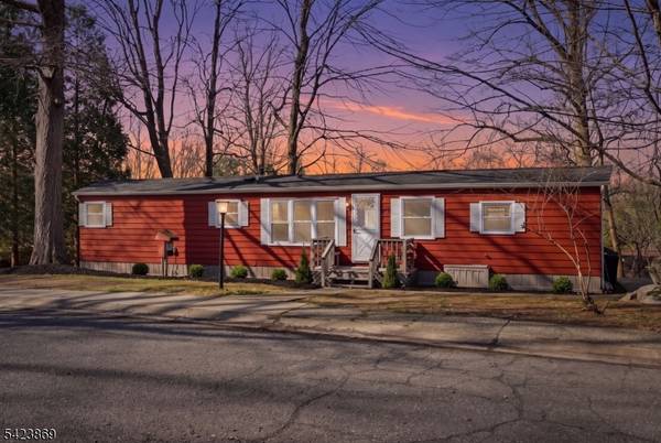 12 Watergate Dr, High Bridge Boro, NJ 08829