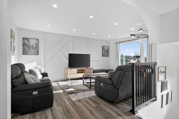 128 Bernard Close NW, Calgary, AB T3K 2H3