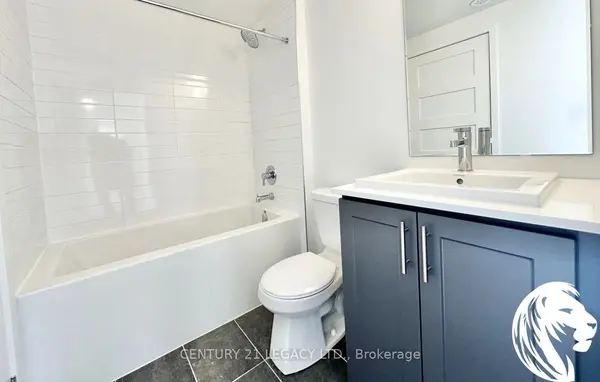 26 Lytham Green CIR #16, Newmarket, ON L3Y 0H5