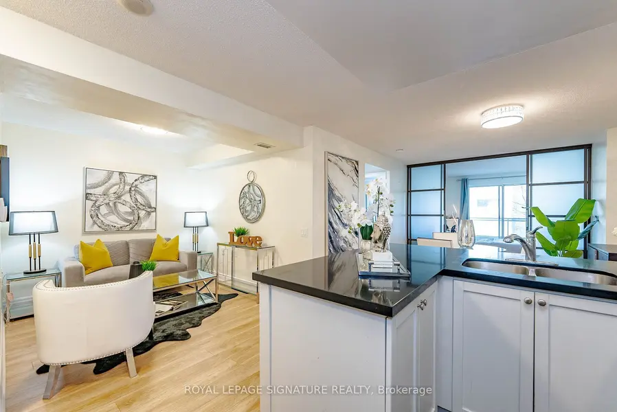 21 Hillcrest AVE #209, Toronto C14, ON M2N 7K2