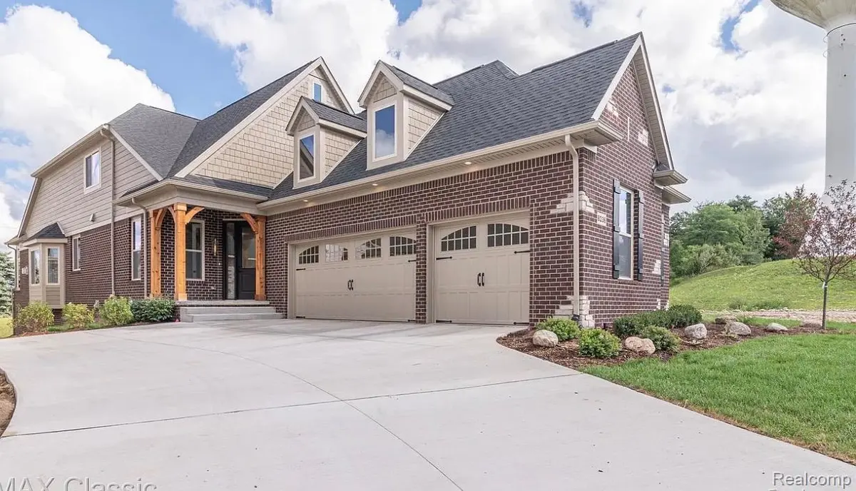 8236 Stoney Creek DR, Green Oak Township, MI 48178