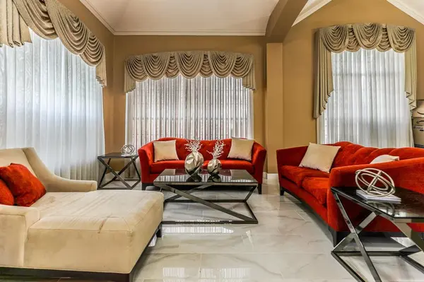 611 Laura Lane, Grand Prairie, TX 75052