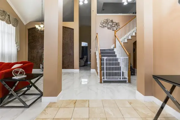 611 Laura Lane, Grand Prairie, TX 75052