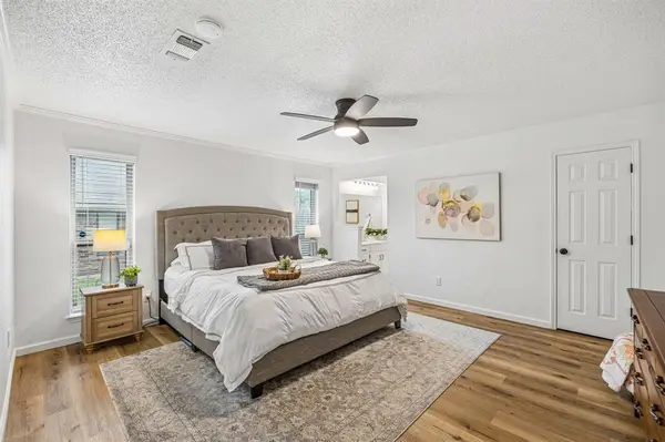 232 NE Shady Oaks Drive, Burleson, TX 76028