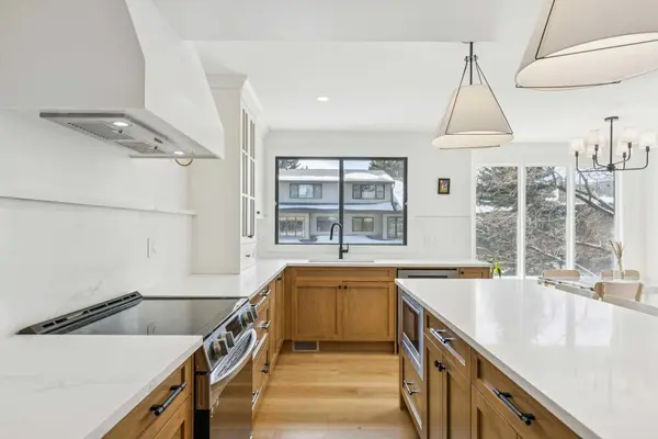 140 Point DR NW #5, Calgary, AB T3B4W3