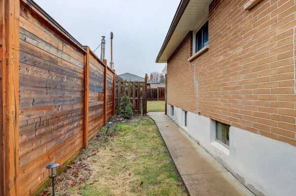 962 Willowdale AVE #Lower Level, Oshawa, ON L1H 1W4