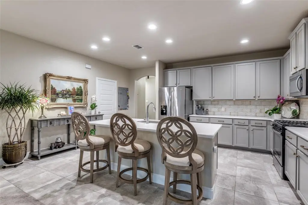 2800 Lakeside Drive, Aubrey, TX 76227