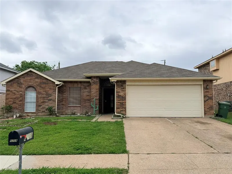 6709 Pecanwood Drive, Arlington, TX 76001