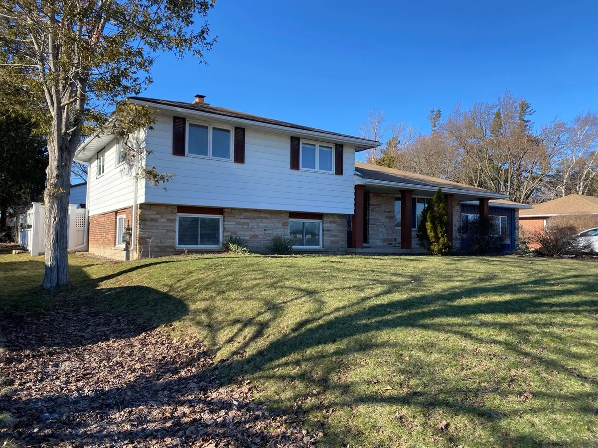 552 Big Bay Point RD, Barrie, ON L4N 3Z5